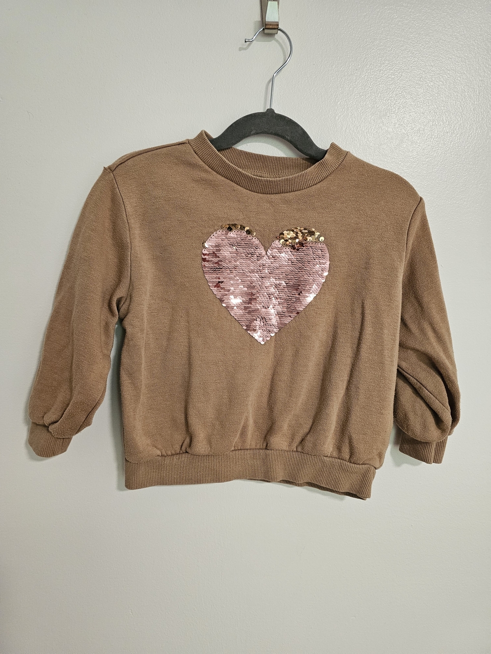 🧸2/20$ H&M Brown Sweatshirt Pink & Gold Sequin Heart Size 4T Girl